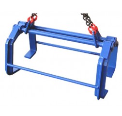 Large plate lifting dogs with spacer bars and chain assemblies